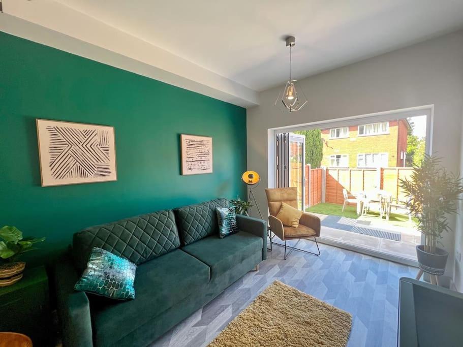 Modern 2 Bed House With Ev Parking