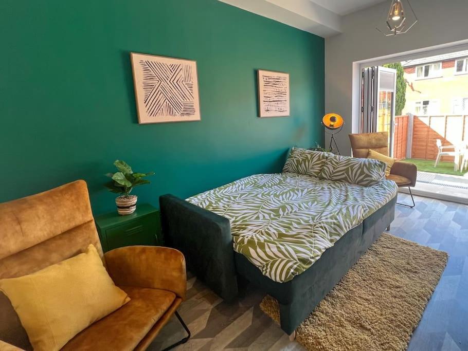 Modern 2 Bed House With Ev Parking *