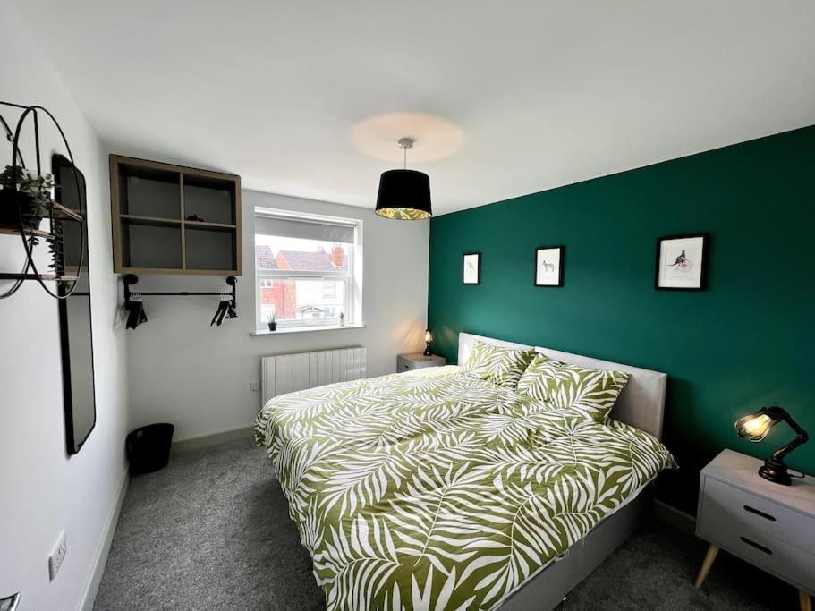 Modern 2 Bed House With Ev Parking Holiday home Worcester
